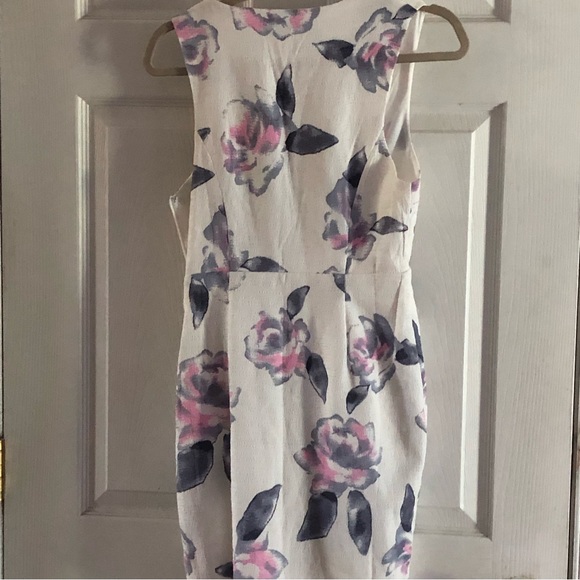 Wedding guest floral deep v neckline dress. Size small. - Picture 5 of 14